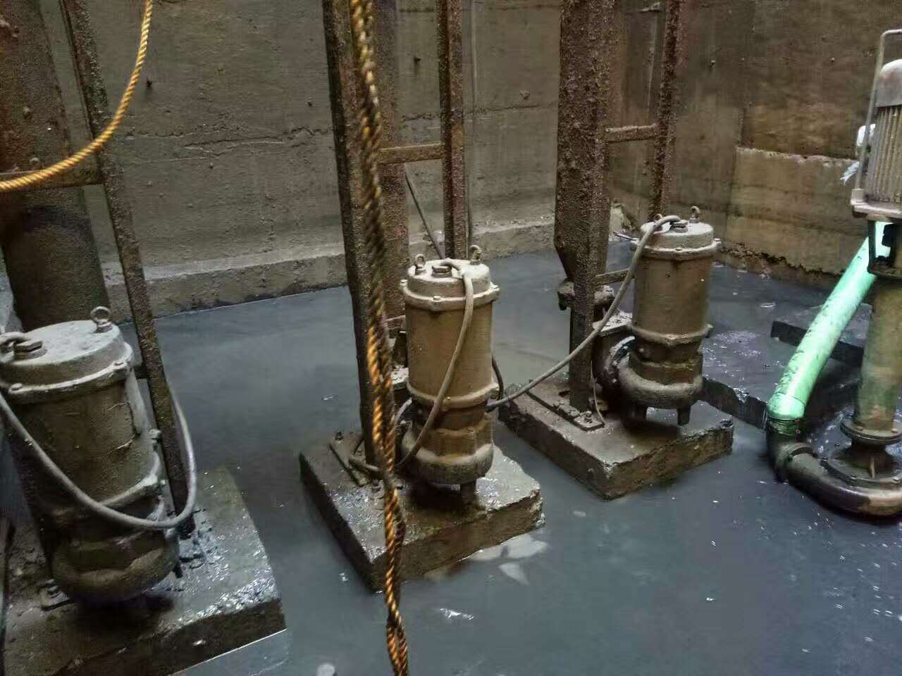 九寨沟污水池清理