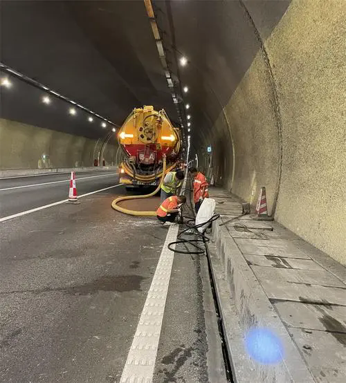 九寨沟隧道排水渠清淤